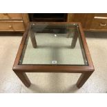 A MID-CENTURY TEAK COFFEE TABLE WITH INSET GLASS TOP, 76 CM SQUARE.