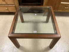 A MID-CENTURY TEAK COFFEE TABLE WITH INSET GLASS TOP, 76 CM SQUARE.