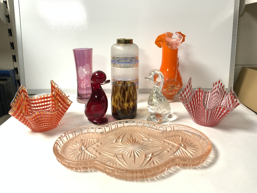 MIXED ART GLASS INCLUDES GLASS BASKETS DUCKS AND MORE - Image 3 of 4