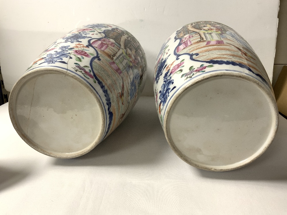 A PAIR OF PORCELAIN CHINESE EXPORT VASES AND COVERS, DECORATED WITH FIGURES AND COCKERELS AND DOG, ' - Image 4 of 4