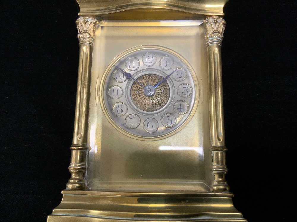 A FRENCH BRASS CARRIAGE CLOCK WITH FOUR PILLAR CAST SUPPORTS AND CIRCULAR SILVERED DIAL AND FILIGREE - Image 2 of 5