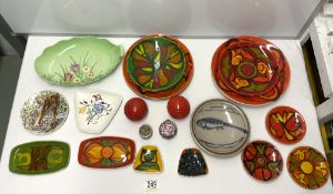 EIGHT 1970s POOLE DELPHIS PLATES, 28 CMS DIAMETER LARGEST, 5 SMALL POOLE DISHES, CARLTON WARE