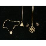 A 375 HALLMARKED GOLD MALTESE CROSS PENDANT ON CHAIN, 375 HALLMARKED GATE BRACELET, PR 375