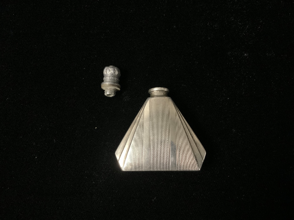 ART DECO ENGINE TURNED TRIANGULAR SCENT BOTTLE STAMPED 835S, AND A GOLD PLATED CUFFLINK AND STUD SET - Image 4 of 5