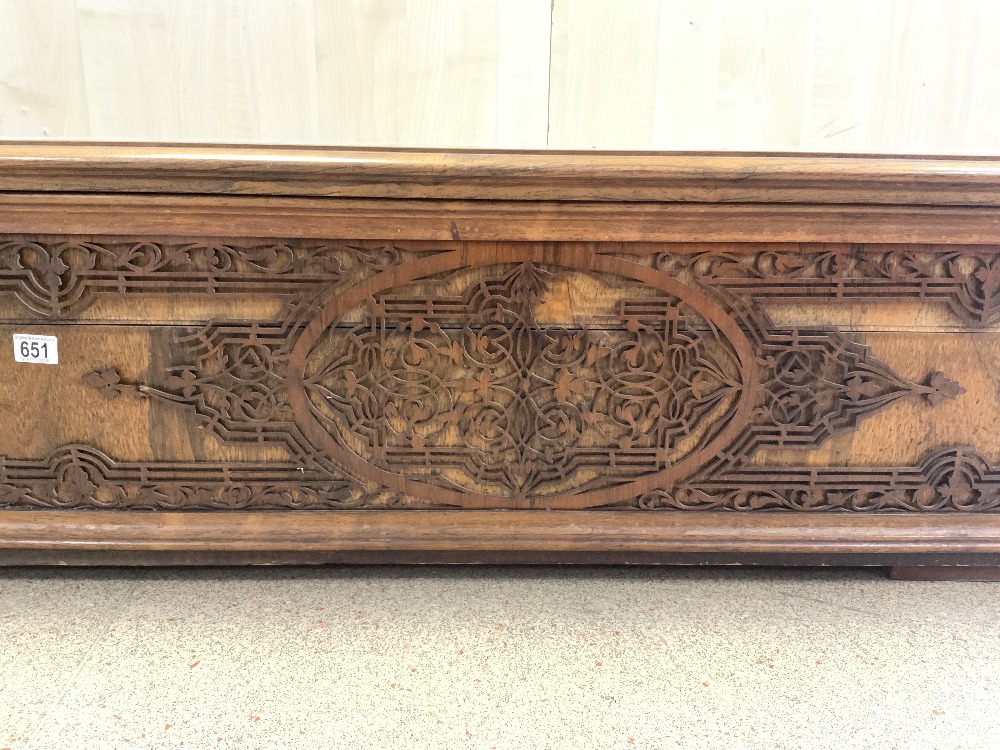 ANTIQUE WOODEN OTTOMAN/CHEST WITH FINE FRETWORK FRONT 138 X 42 X 37CM - Image 2 of 4