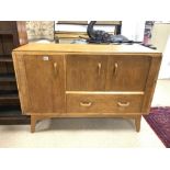 MID-CENTURY G PLAN E GROMME TEAK SIDEBOARD WITH DRAWER ON SPLAYED LEGS 123 X 85 X 46 CM