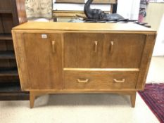 MID-CENTURY G PLAN E GROMME TEAK SIDEBOARD WITH DRAWER ON SPLAYED LEGS 123 X 85 X 46 CM