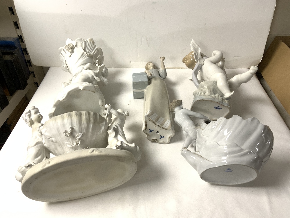 GERMAN PORCELAIN SHELL SHAPE VASE SURMOUNTED BY A PUTTI, 20 CMS, 2 LLADRO FIGURES A/F, AND A - Image 4 of 4