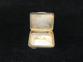 A HALLMARKED SILVER ENGINE TURNED RECTANGULAR SNUFF BOX, THE INTERIOR INSCRIBED; S.S, BELLERBY,