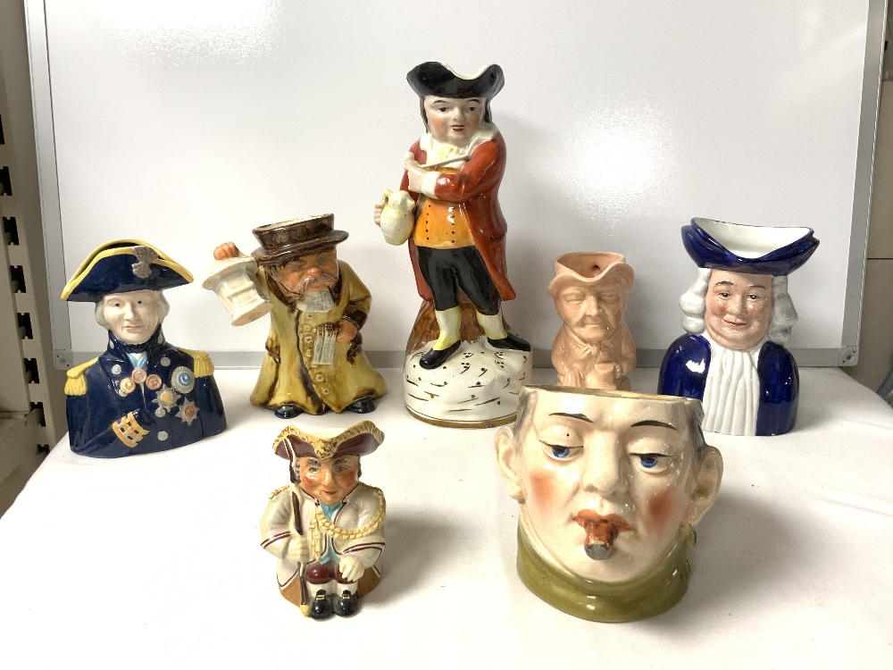 A WEDGWOOD CHARACTER JUG ' TOWN CRIER ' 17 CM, A SIMILAR SMALLER JUG, ' YE OLD TOWN HALL - Image 2 of 6