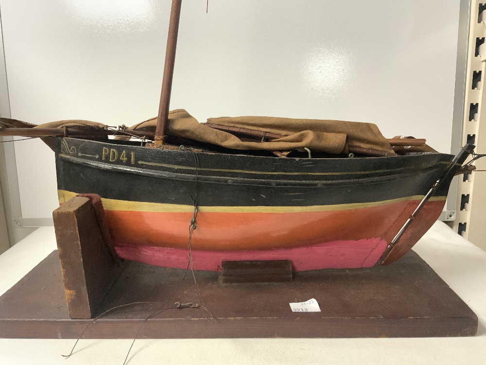 VINTAGE PAINTED WOODEN POND YACHT; PD41 'JEAN' 44 CMS. - Image 2 of 4