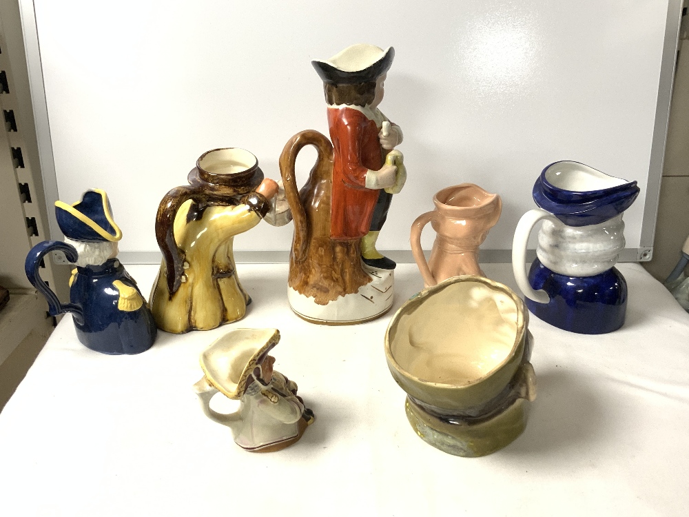 A WEDGWOOD CHARACTER JUG ' TOWN CRIER ' 17 CM, A SIMILAR SMALLER JUG, ' YE OLD TOWN HALL - Image 3 of 6