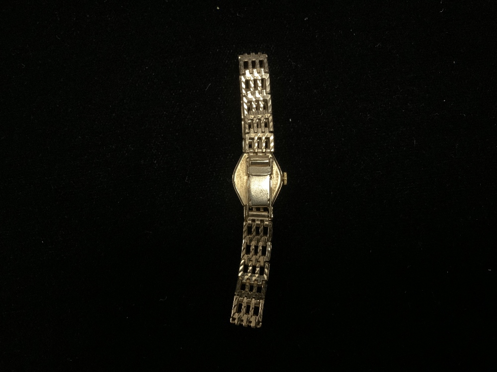 A LADIES 375 HALLMARKED GOLD ACCURIST QUARTZ WRISTWATCH WITH RECEIPT FOR £295 IN 1994; 12.8 GRAMS - Image 4 of 8