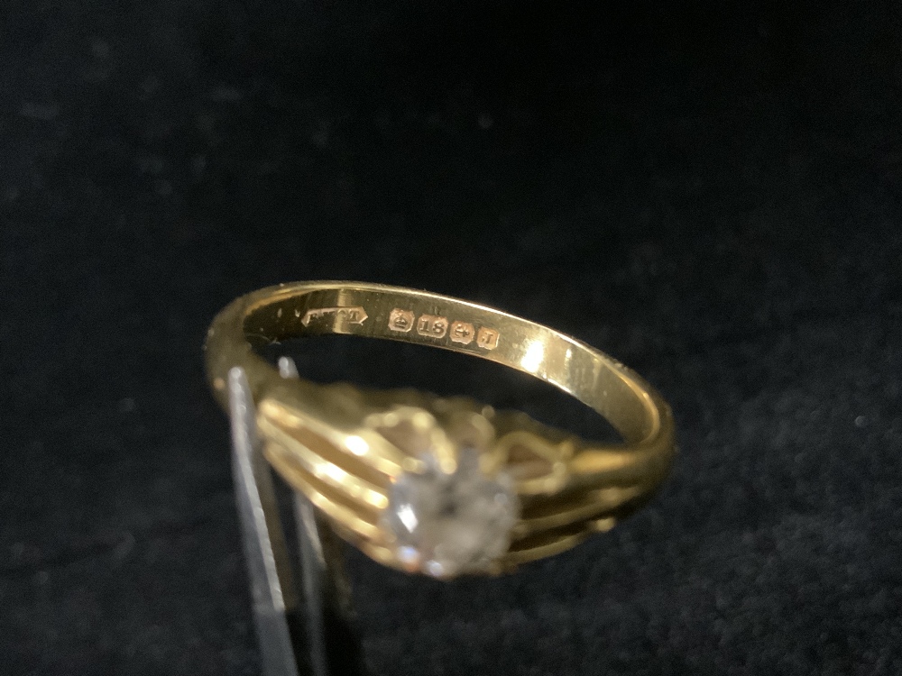 GENTS 18 CT HALLMARKED GOLD SOLITAIRE DIAMOND RING; HALF CARAT; APPROX 6.1 GRAMS. SIZE Y. - Image 4 of 7