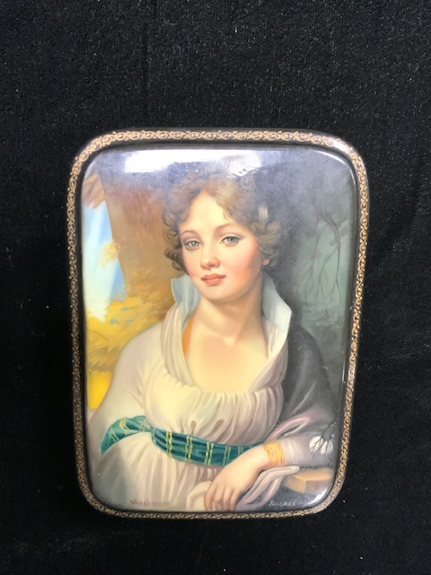 A FEDOSKINO RUSSIAN BLACK LACQUERED RECTANGULAR SNUFF BOX WITH PAINTED LID 'PORTRAIT OF A YOUNG - Image 2 of 5