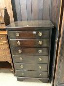 A 1930s SIX DRAWER OAK CHEST OF DRAWERS ON BRACKET FEET; 66X46X110 CMS.