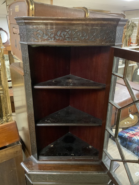 A MAHOGANY ASTRAGAL GLAZED CORNER CABINET WITH BLIND FRET DECORATION. - Image 2 of 3