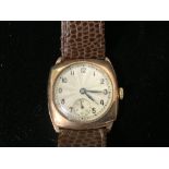 A GENTS 1940s HALLMARKED 375 GOLD WRISTWATCH ON LEATHER STRAP.