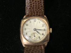 A GENTS 1940s HALLMARKED 375 GOLD WRISTWATCH ON LEATHER STRAP.