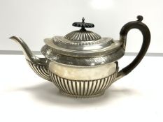 A HALLMARKED SILVER FLUTED AND ENGRAVED TEA POT; SHEFFIELD 1901; WALKER & HALL; 680 GMS (INCLUDING