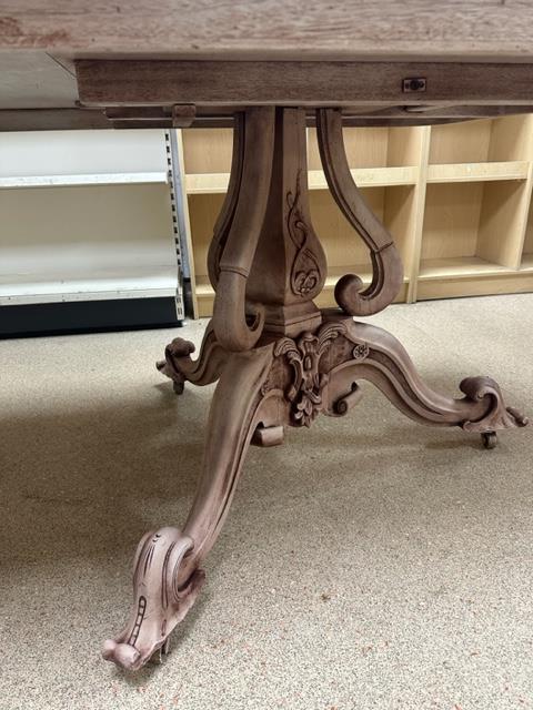 A LARGE SATINWOOD CROSSBANDED CARVED TWIN PILLAR EXTENDING DINING TABLE; 116X230 FULLY EXTENDED. - Image 3 of 4