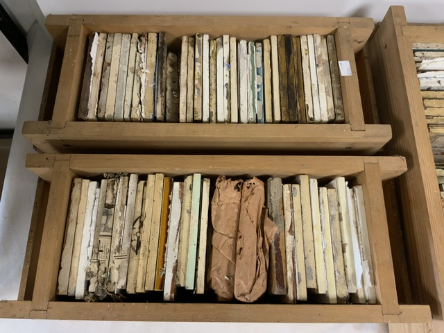 A LARGE QUANTITY OF DECORATIVE TILES, INCLUDING VICTORIAN. - Bild 2 aus 5