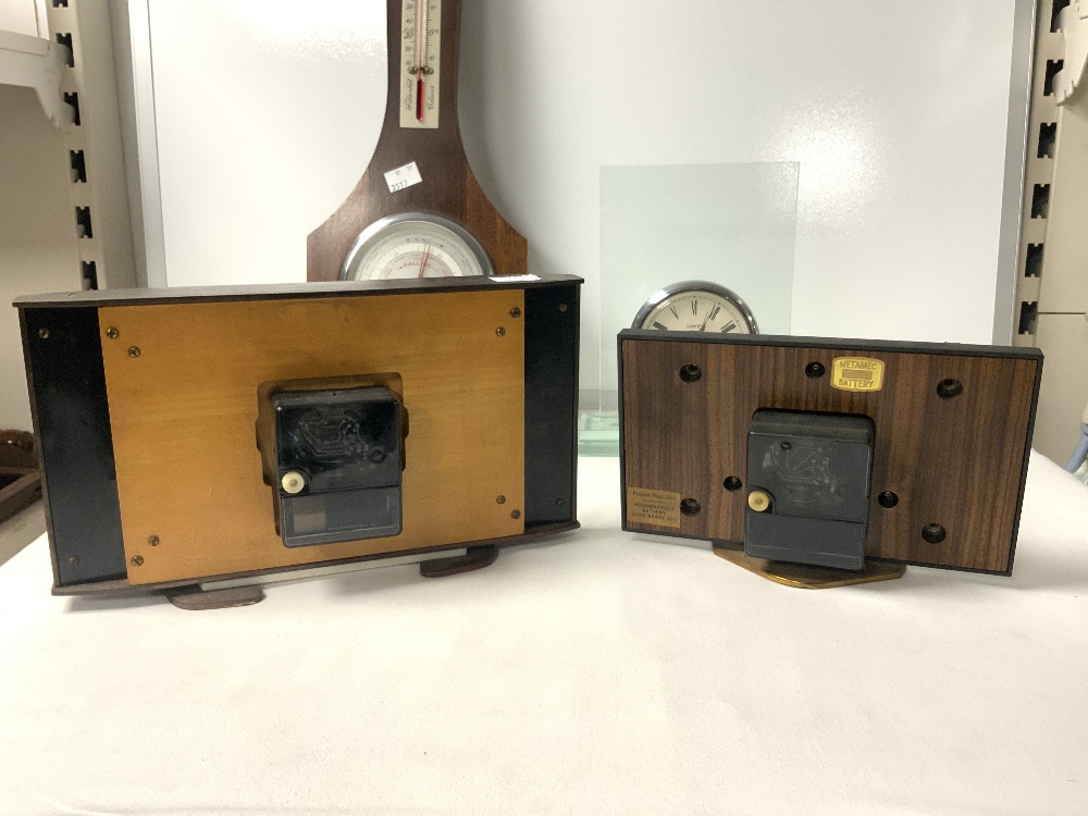 TWO METAMEC BATTERY MANTLE CLOCKS, A BAROMETER AND GLASS MANTLE CLOCK. - Image 4 of 7