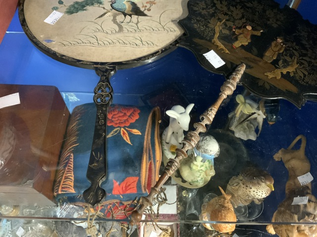 CHINESE CIRCULAR SILKWORK FAN IN CHINOISERIE FRAME AND ANOTHER BLACK AND GOLD LACQUER FAN. - Image 4 of 4