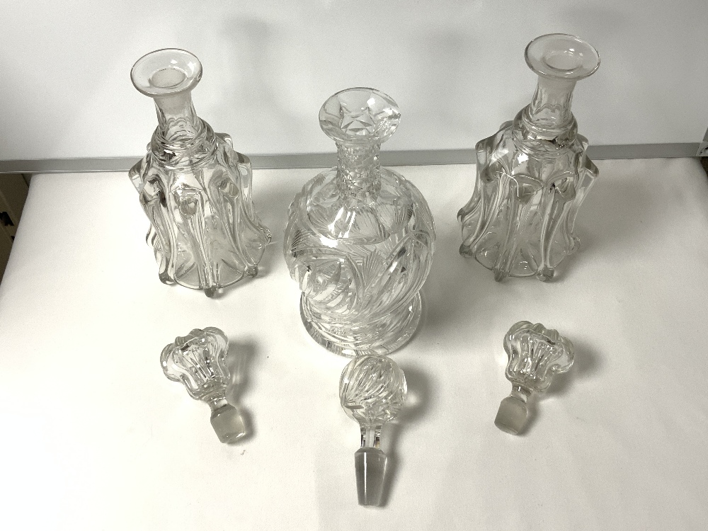 A HEAVY CUT GLASS DECANTER, PAIR OF ETCHED SHERRY DECANTERS AND TWO OTHER DECANTERS. - Image 4 of 4