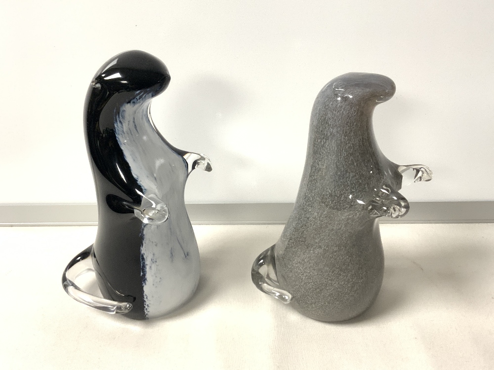 TWO WEDGWOOD COLOURED GLASS OTTERS, 1 WITH ETCHED MARK; 15.5 CMS, SIMILAR WEDGWOOD GLASS SNAIL AND 5 - Image 6 of 8