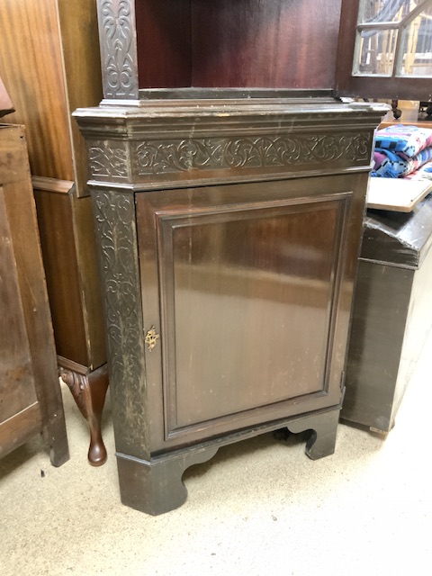 A MAHOGANY ASTRAGAL GLAZED CORNER CABINET WITH BLIND FRET DECORATION. - Image 3 of 3