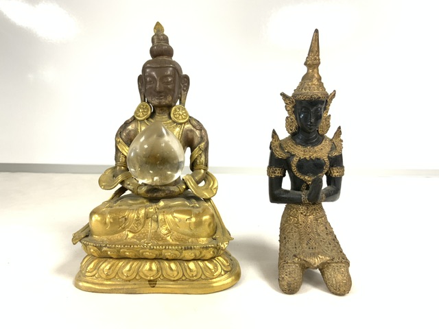 TIBETAN GILT METAL BHUDDA; 18 CMS; AND VINTAGE THAI METAL KNEELING FIGURE. - Image 2 of 5