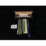 A CONWAY STEWART DINKIE FOUNTAIN PEN IN BOX, ANOTHER CONWAY STEWART, 2 OTHER FOUNTAIN PENS AND