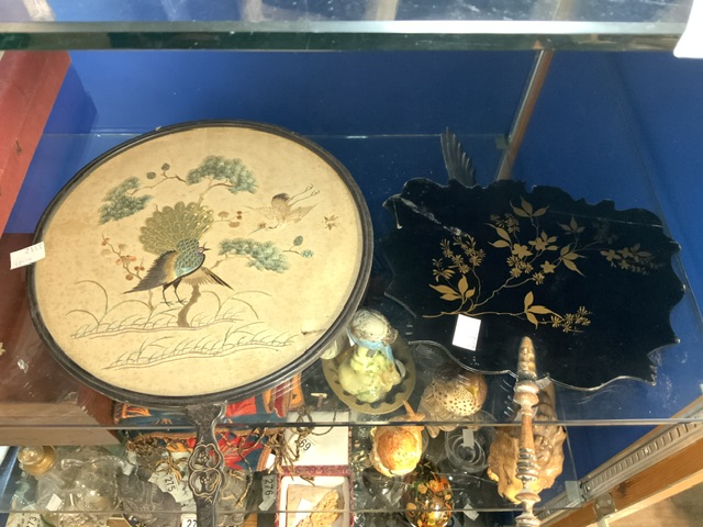 CHINESE CIRCULAR SILKWORK FAN IN CHINOISERIE FRAME AND ANOTHER BLACK AND GOLD LACQUER FAN. - Image 3 of 4