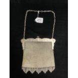 A 925 HALLMARKED SILVER AND MESH EVENING PURSE; 431 GMS.