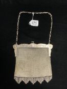 A 925 HALLMARKED SILVER AND MESH EVENING PURSE; 431 GMS.