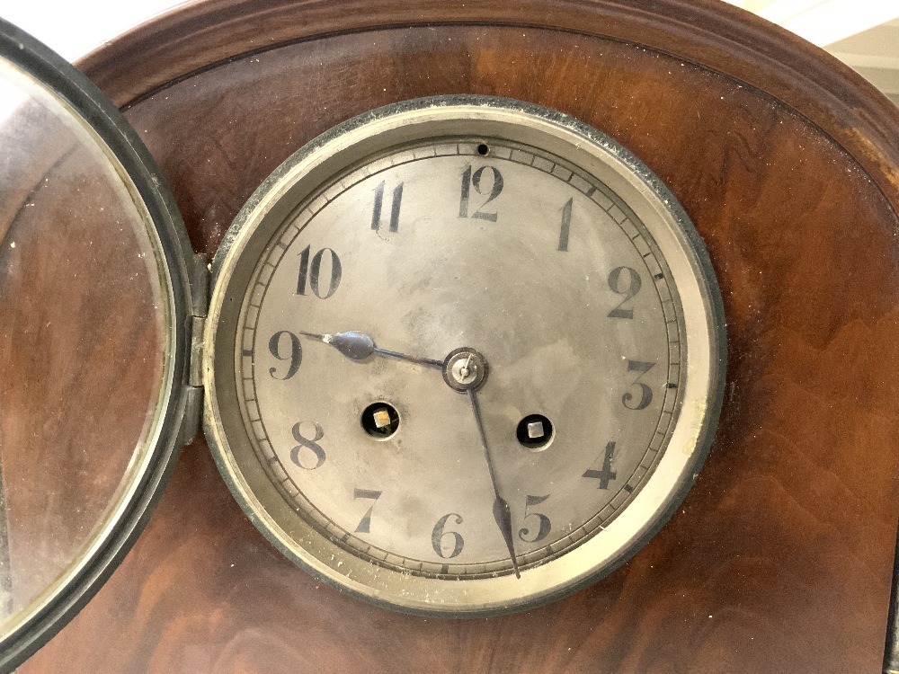 EDWARDIAN MAHOGANY DOME TOP MANTLE CLOCK WITH BRASS PILLAR SUPPORTS AND OAK MANTLE CLOCK. - Image 2 of 8