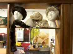 FOUR VINTAGE FUR HATS, A FUR STOLL AND ANOTHER HAT.