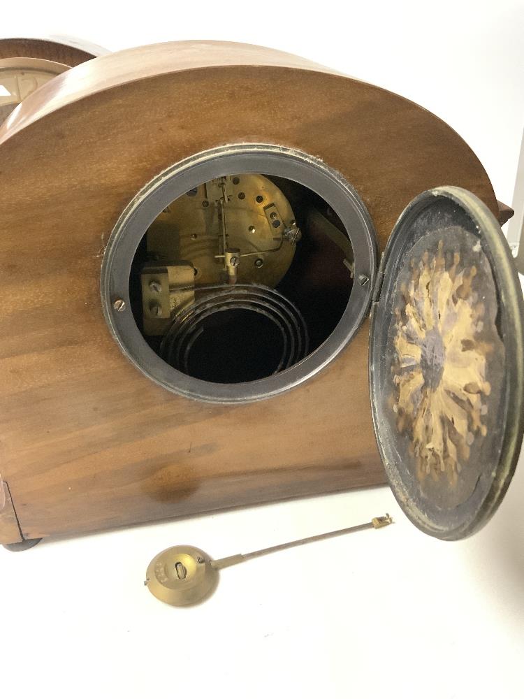 EDWARDIAN MAHOGANY DOME TOP MANTLE CLOCK WITH BRASS PILLAR SUPPORTS AND OAK MANTLE CLOCK. - Image 3 of 8