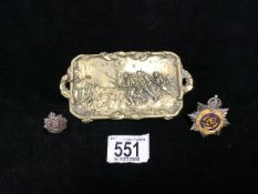 METAL EN AVANT POUR LA FRANCE PIN DISH 14CM WITH TWO MILITARY BADGES