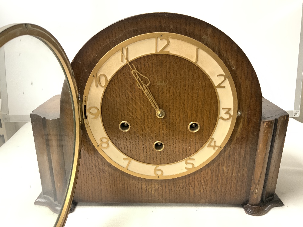 EDWARDIAN MAHOGANY DOME TOP MANTLE CLOCK WITH BRASS PILLAR SUPPORTS AND OAK MANTLE CLOCK. - Image 5 of 8