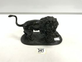 A BRONZE EFFECT SPELTER FIGURE OF A LION AND SNAKE; 25X13 CMS.