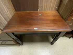 VICTORIAN RECTANGULAR MAHOGANY TABLE ON TURNED LEGS; 90X56X68 CMS.