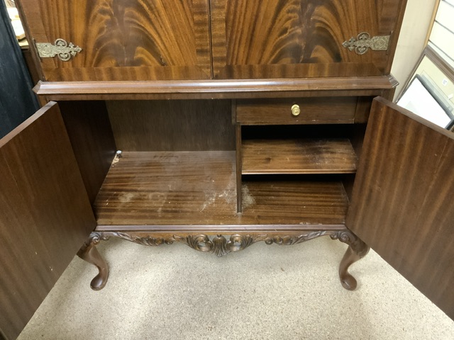 A FLAME MAHOGANY COCKTAIL CABINET FITTED WITH GLASS SHELVES AND COCKTAIL STICKS; 90X168X40 CMS. - Image 3 of 3