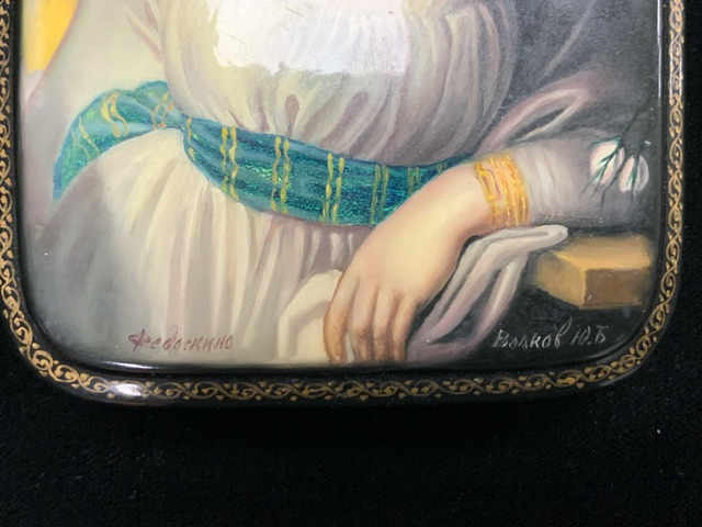 A FEDOSKINO RUSSIAN BLACK LACQUERED RECTANGULAR SNUFF BOX WITH PAINTED LID 'PORTRAIT OF A YOUNG - Image 3 of 5