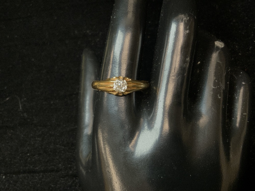 GENTS 18 CT HALLMARKED GOLD SOLITAIRE DIAMOND RING; HALF CARAT; APPROX 6.1 GRAMS. SIZE Y.
