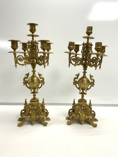 A PAIR OF ORNATE BRASS FIVE-BRANCH CANDLEABRA, (1 SCONCE MISSING ] 46 CM. - Image 2 of 3