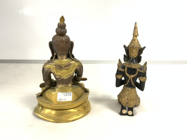 TIBETAN GILT METAL BHUDDA; 18 CMS; AND VINTAGE THAI METAL KNEELING FIGURE. - Image 4 of 5