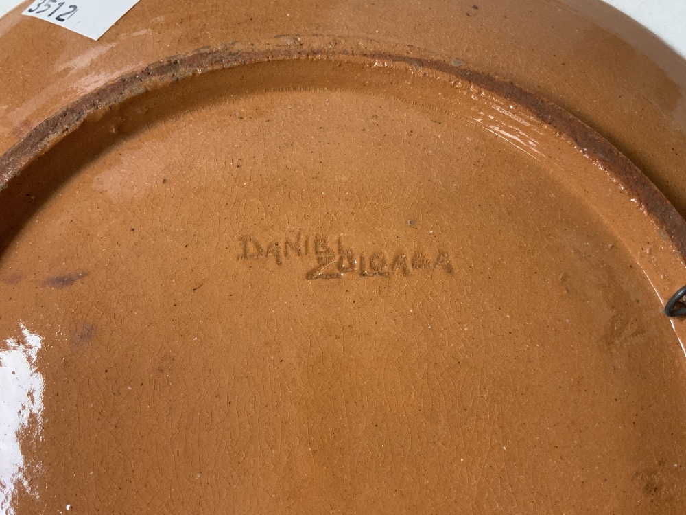 BJORN WIINBLAD POTTERY PLATE WITH WORDING - MOSTER DAGNY 20-9-68; 25 CMS DIAMETER, ART POTTERY - Image 4 of 7