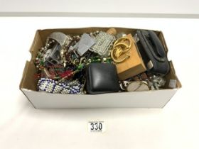 A QUANTITY OF MIXED COSTUME JEWELLERY.